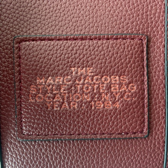 Marc Jacobs Logo Print Tote Bag In Red - Picture 4 of 10